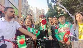 নায়ক ফেরদৌস সাইকেলে চড়ে নির্বাচনি প্রচারে