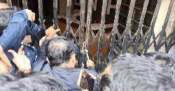 তালা ভেঙে বিএনপি কার্যালয়ের নিয়ন্ত্রণ নিলেন নেতাকর্মীরা
