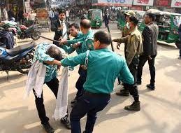 বরিশালে বিএনপির লিফলেট বিতরণ কর্মসূচিতে পুলিশের লাঠিচার্জ, গ্রেফতার ৭