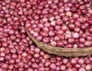 পেঁয়াজের ব্যবসায়ীরা বলছেন, বাজারে পেঁয়াজের সরবারহ বাড়ায় দাম কমছে