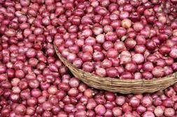 পেঁয়াজের ব্যবসায়ীরা বলছেন, বাজারে পেঁয়াজের সরবারহ বাড়ায় দাম কমছে