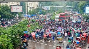 বৃষ্টির মধ্যেও শাহবাগ মোড়ে কোটাবিরোধী আন্দোলনকারীরা