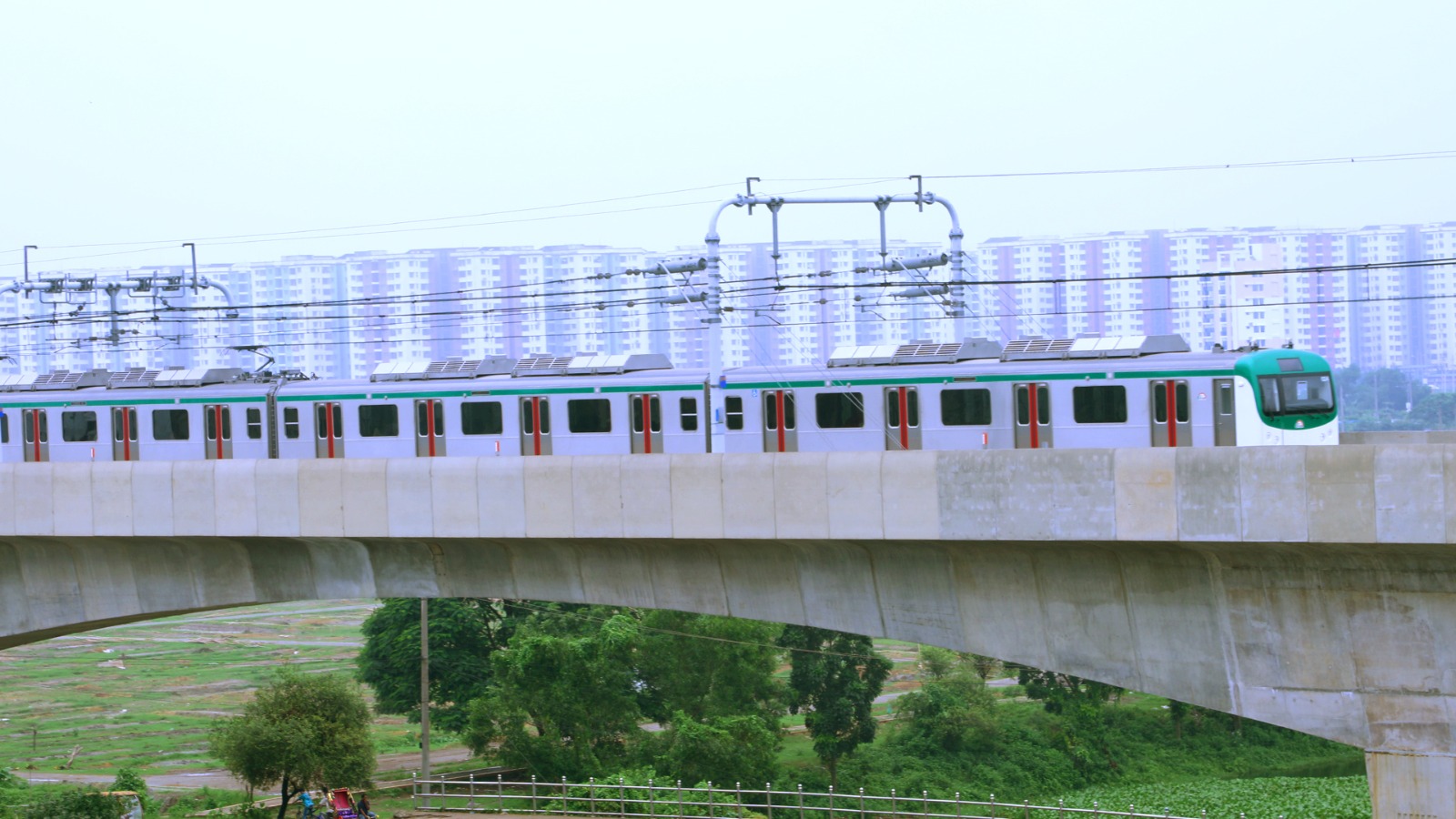যে কারণে বন্ধ হয়ে পড়ে মেট্রোরেল চলাচল