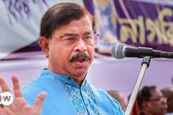 সরকার ক্ষমতায় থাকতে স্বাধীনতাকে বিকিয়ে দিচ্ছে: মান্না