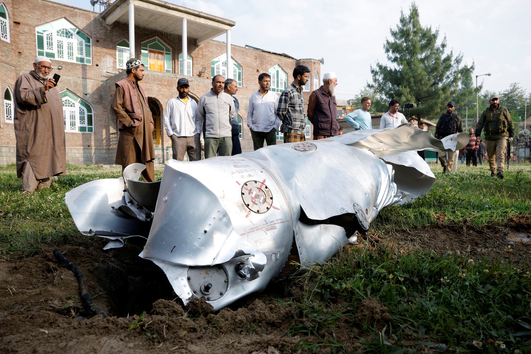 ভারতের হামলায় পাকিস্তানে ৮জন নিহত ; পাল্টা হামলায় ভারতের ৫টি যুদ্ধবিমান ভূপাতিত