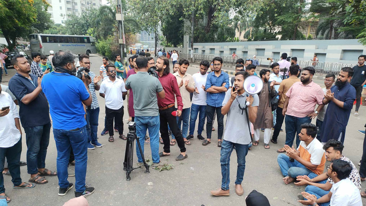 এখনো কাকরাইল মোড়ে সড়কে অবস্থান জবি শিক্ষার্থীদের