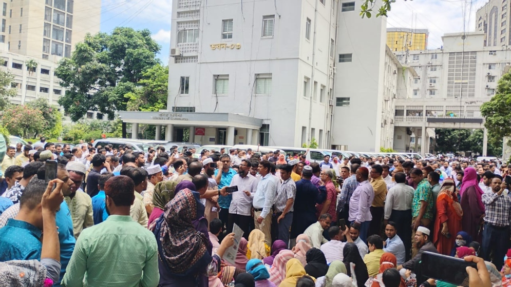 সচিবালয় পরিস্থিতি: নিরাপত্তাবলয় ভেঙে বিক্ষোভ করছেন কর্মকর্তা-কর্মচারীরা