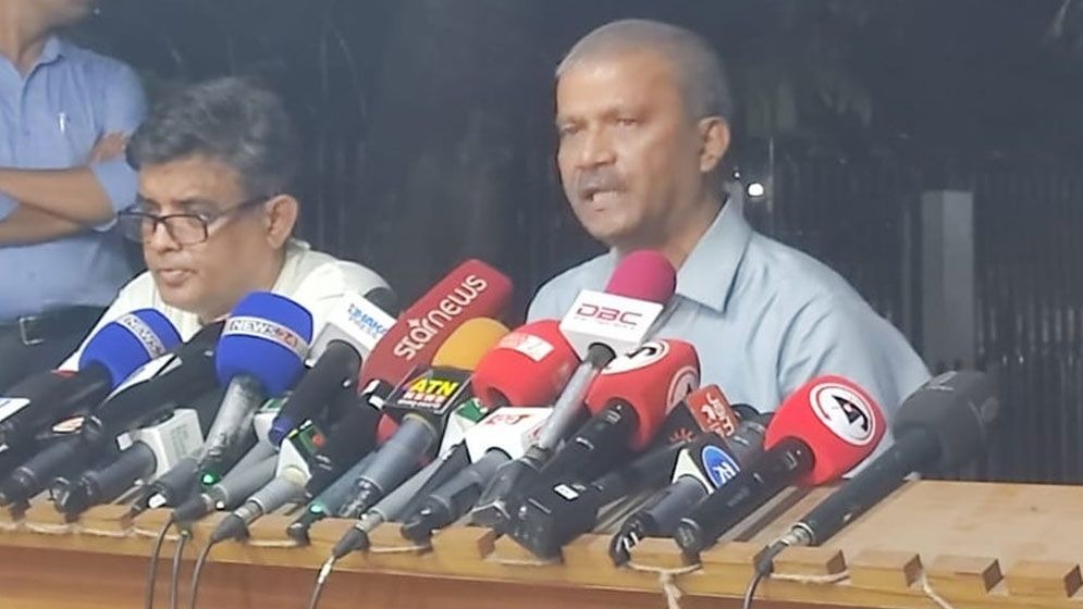 দলগুলো চায় কঠোরতা, সরকার চায় ঐক্য: আসিফ নজরুল