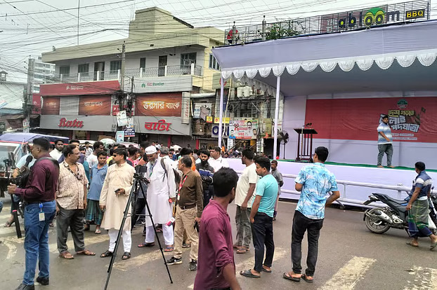 ফরিদপুরের পথে এনসিপির নেতারা, দুপুরে পথসভা