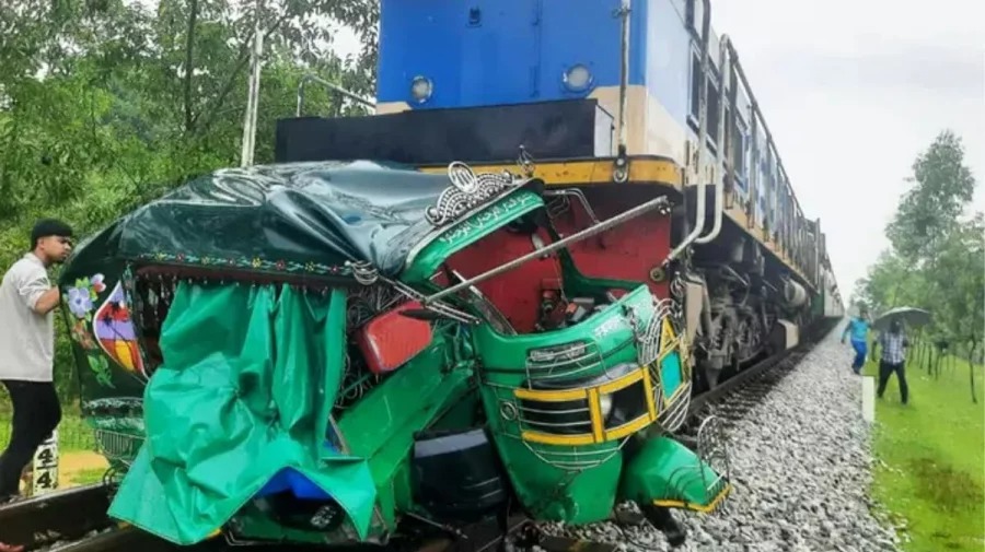 কক্সবাজারের রামুতে অটোরিকশায় ট্রেনের ধাক্কা, নিহত ৫