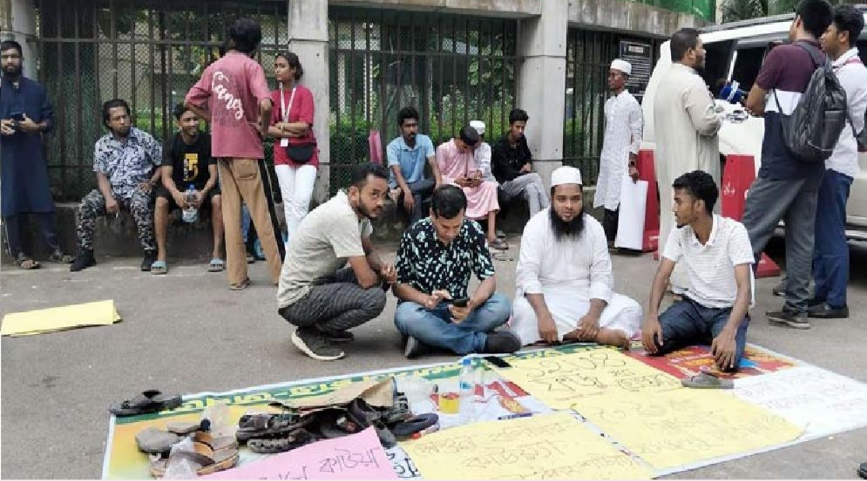 ফজলুর রহমানকে গ্রেপ্তারের দাবিতে বাসার সামনে অবস্থান