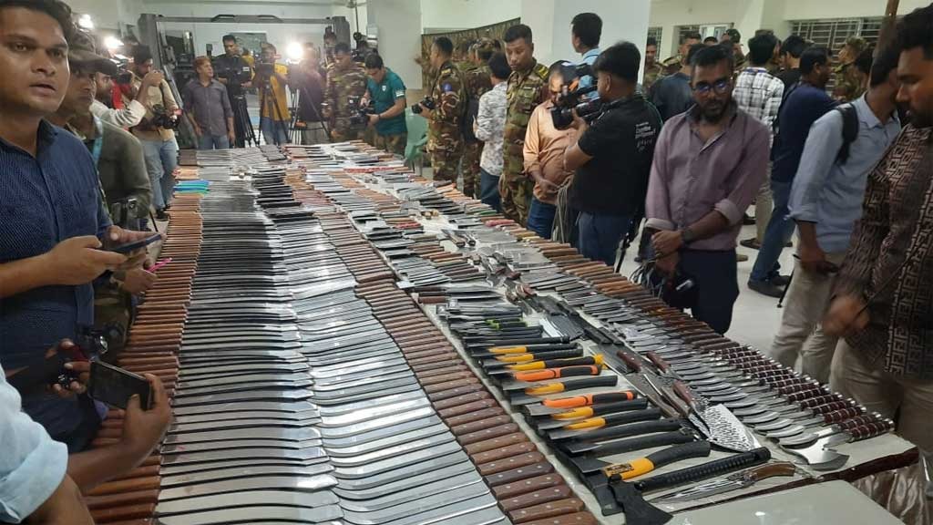 নিউমার্কেটে অভিযানে প্রায় ১১০০ অস্ত্র উদ্ধার, গ্রেপ্তার ৯