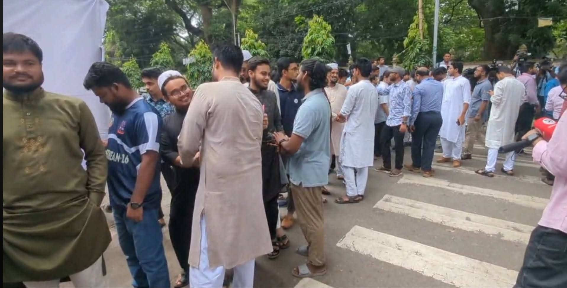ভোট কেন্দ্রে প্রার্থীদের প্রচারণা, ভোটারদের অসন্তোষ