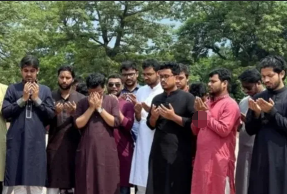 ডাকসু নির্বাচনে জয়ের পর রায়েরবাজারে ৭১’র শহীদদের শ্রদ্ধা জানালো শিবির