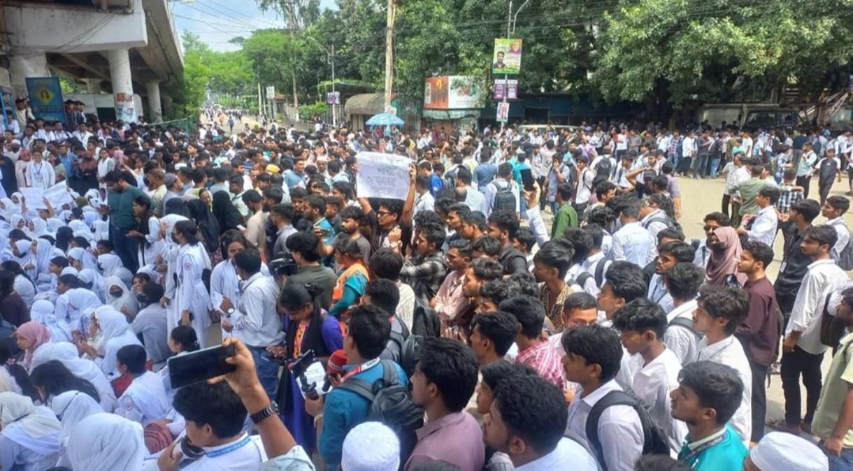 কারিগরি শিক্ষার্থী কর্তৃক সাতরাস্তা মোড় অবরোধ, জন ভোগান্তি চরমে