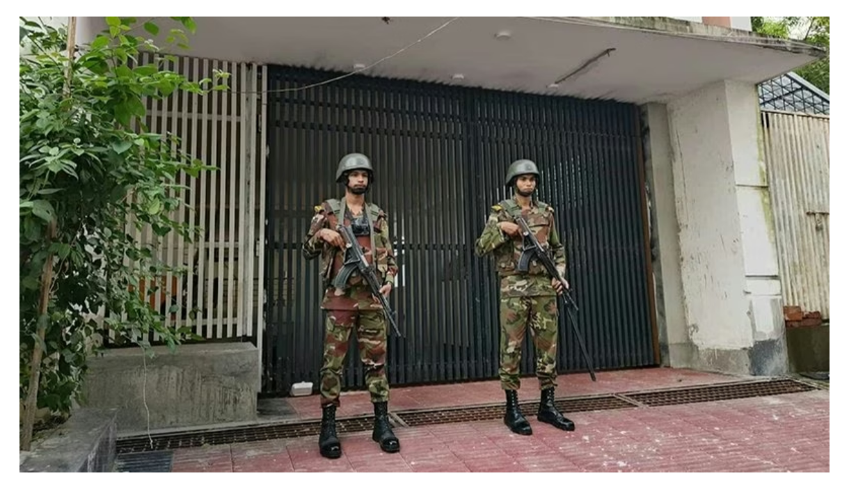 সাবেক সাংসদ হাজী সেলিমের বাড়িতে যৌথবাহিনীর অভিযান
