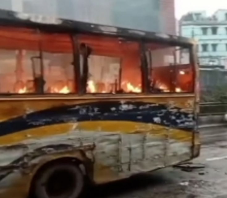 মিরপুরে আলিফ পরিবহনের বাসে আগুন-গুলি