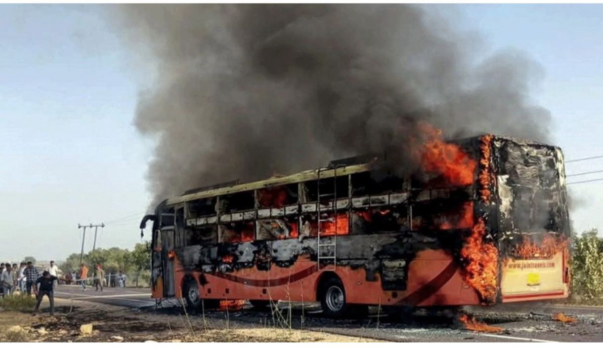 ভারতে চলন্ত বাসে আগুন, দগ্ধ হয়ে মারা গেলেন ১৯ যাত্রী