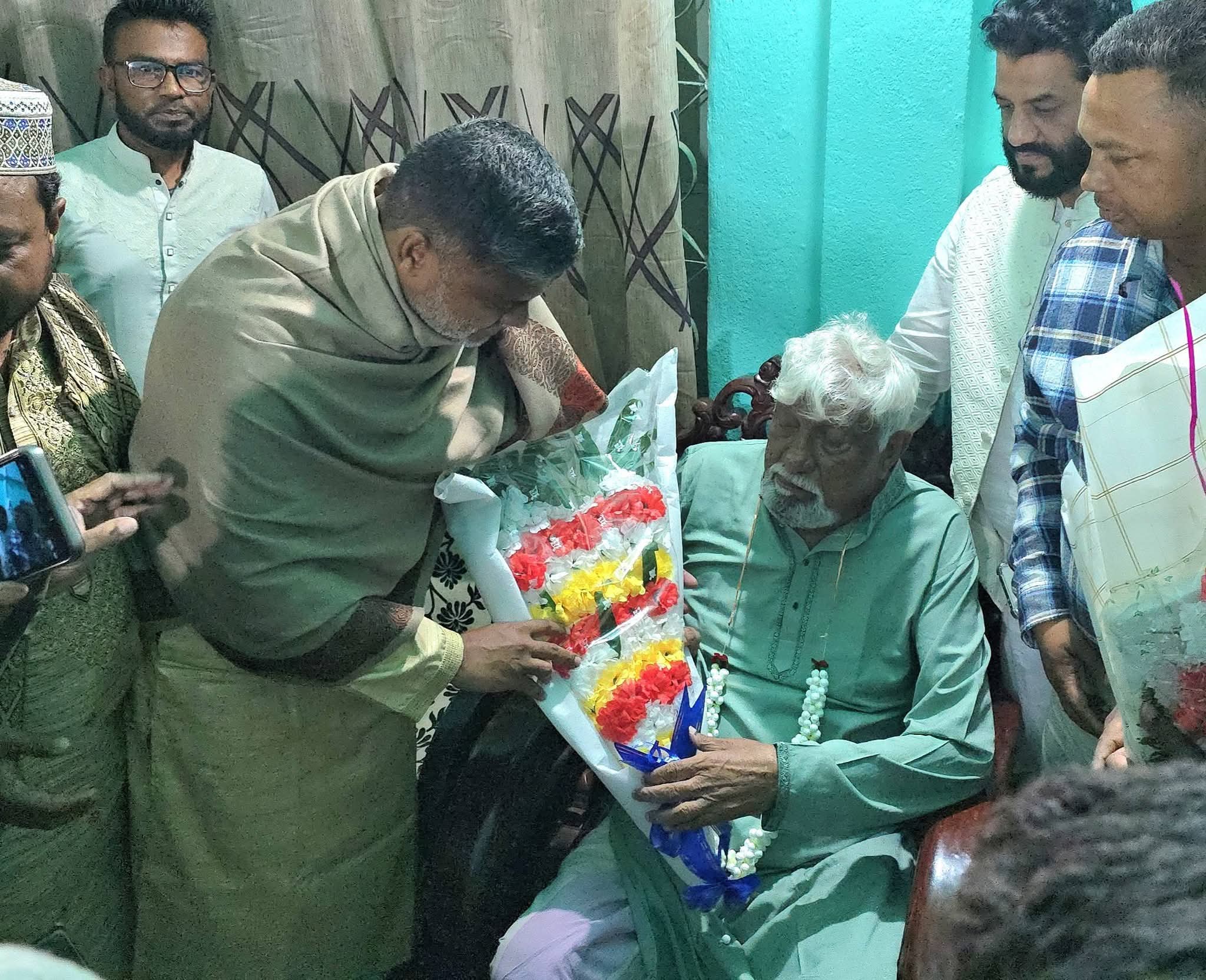 বিজয়ীর বাড়িতে শুভেচ্ছা জানাতে ফুল- মিষ্টি নিয়ে শিশির মনির