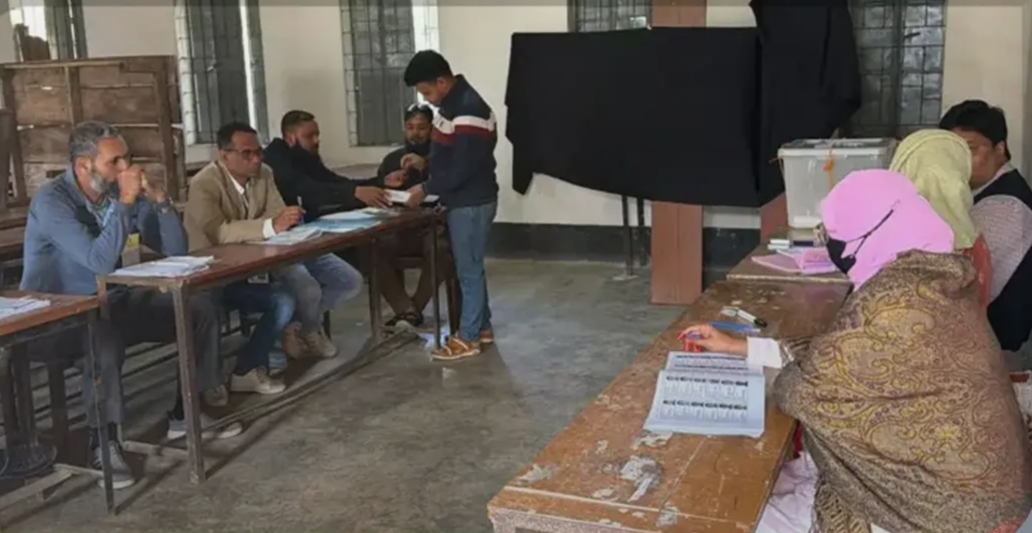 গোপালগঞ্জের ভোটকেন্দ্র গুলোতে নেই ভোটার উপস্থিতি