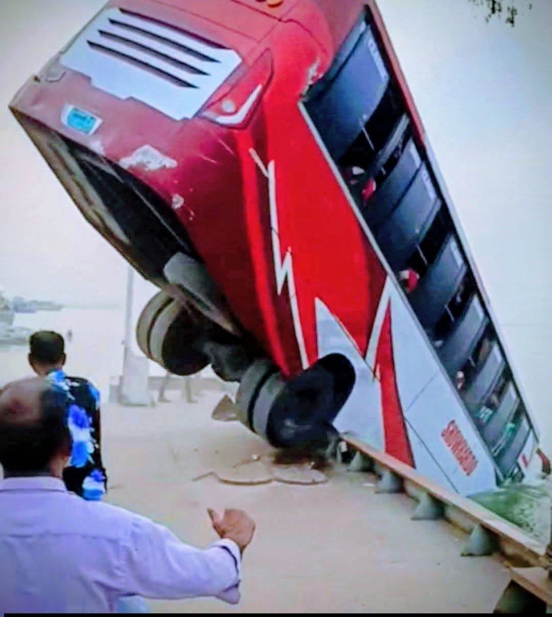 বাস দূর্ঘটনায় নিহতদের পরিবারকে ১ কোটি টাকা ক্ষতিপূরণ দিতে লিগ্যাল নোটিশ