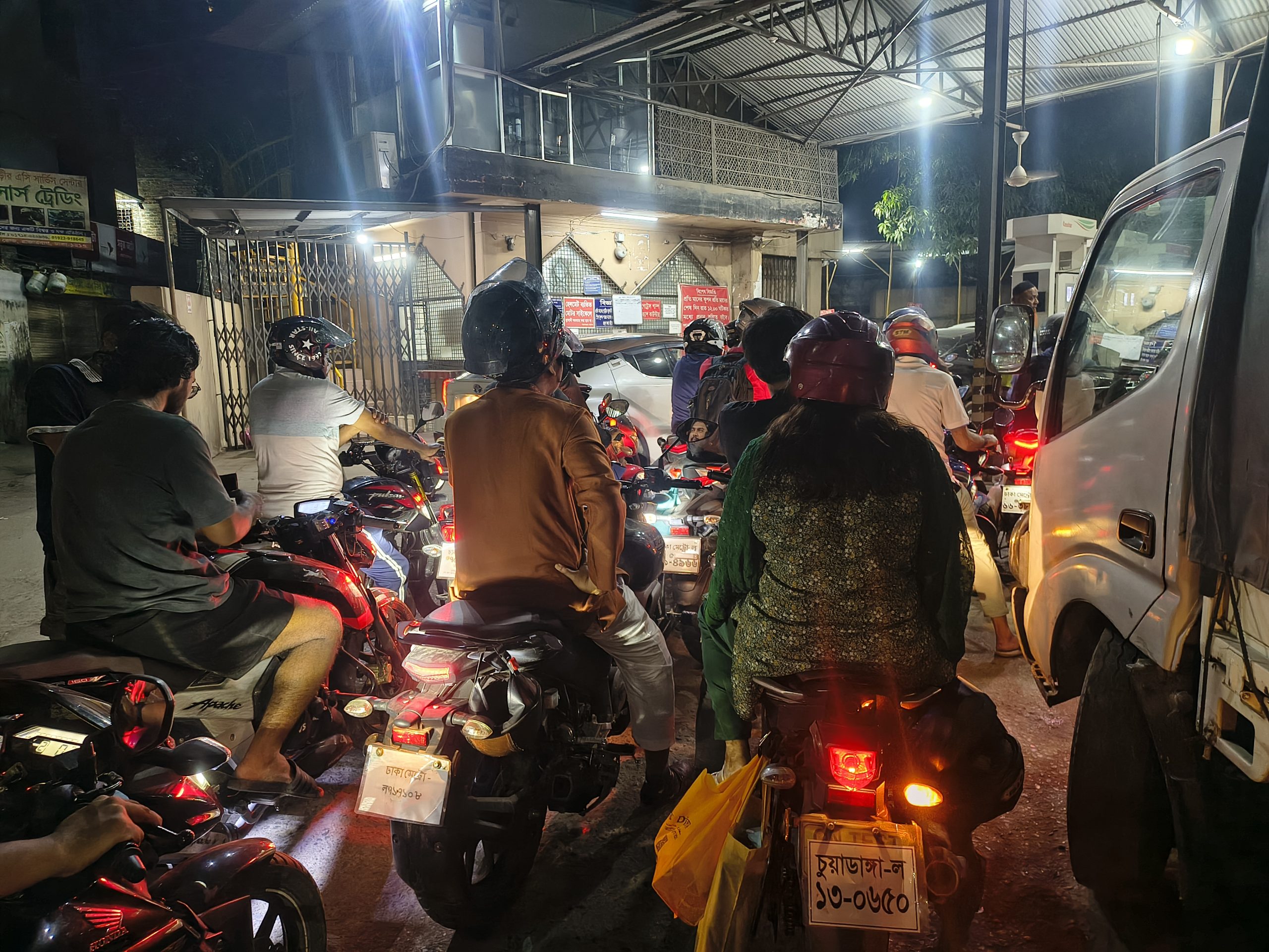 জ্বালানি তেলের জন্য আজ থেকে চালু হচ্ছে রেশনিং পদ্ধতি