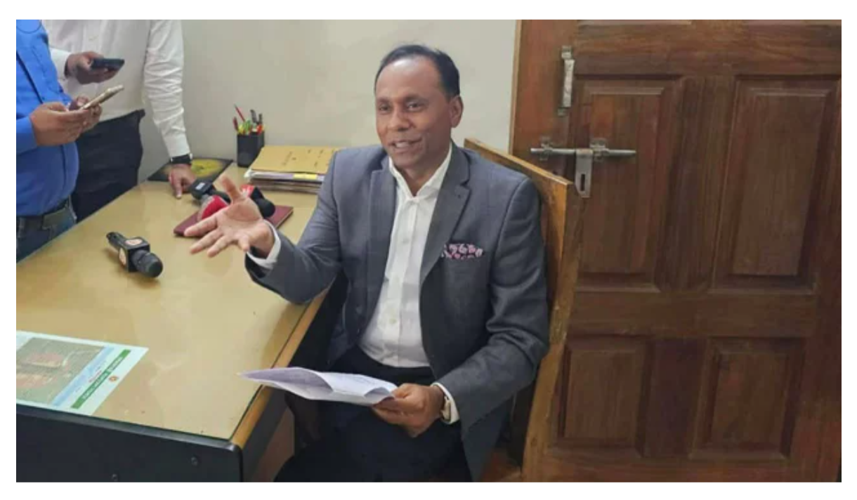 আকস্মিক পরিদর্শনে ভূমি প্রতিমন্ত্রী, অফিসে ছিলো না কোনো কর্মকর্তা