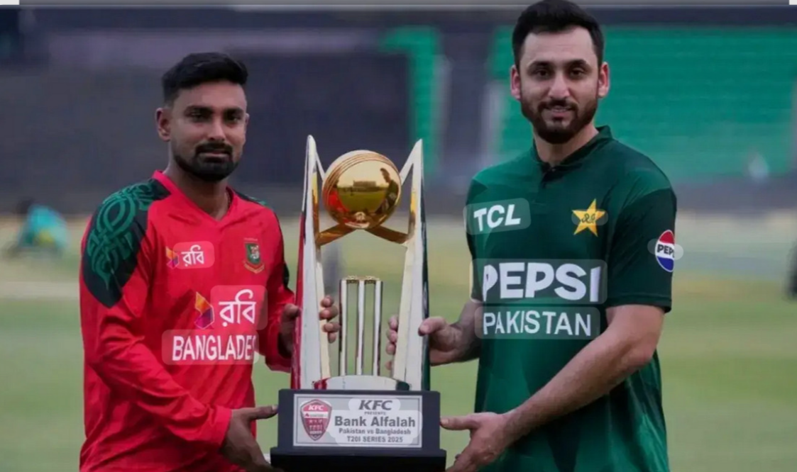 তৃতীয় ম্যাচে টসে জিতে ফিল্ডিং করার সিদ্ধান্ত নিয়েছেন পাকিস্তান